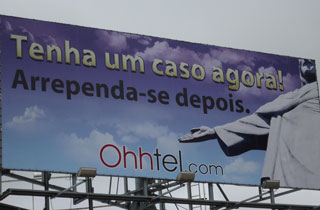 Site instalou outdoor no Rio com imagem do Cristo (Foto: Divulgação)
