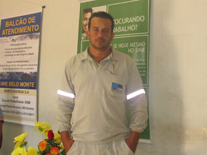 Carlos Augusto Aguiar Rocha, de 29 anos, ficou seis meses desempregado antes de conseguir, em julho, um emprego de motorista na obra de Belo Monte com salário em carteira de R$ 1,4 mil (Foto: Mariana Oliveira / G1)