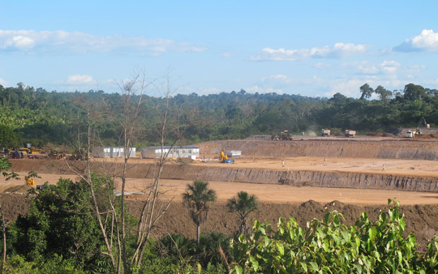 Local onde estão sendo construídos acampamentos para abrigar trabalhadores que vão construir a usina (Foto: Mariana Oliveira / G1)