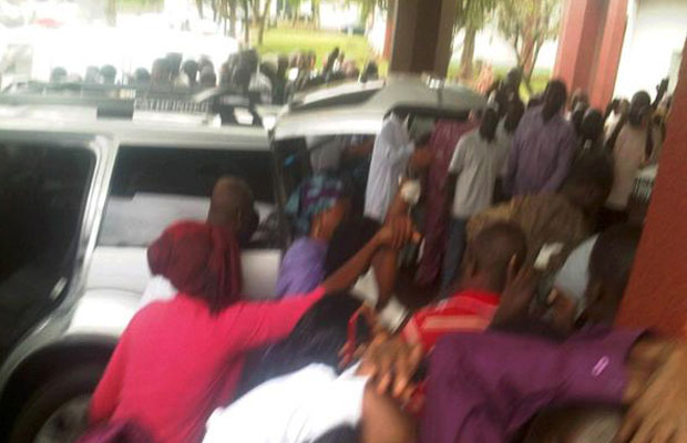 Moradores aglomeram-se em frente ao Hospital Nacional, em Abuja, capital da Nigéria, após o ataque desta sexta-feira (26). A imagem foi feita por um morador (Foto: AP)