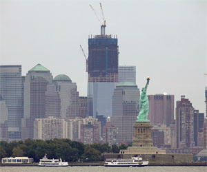 Vista de Manhattan à distância, com Estátua da Liberdade e obras do novo WTC (Foto: Reuters)