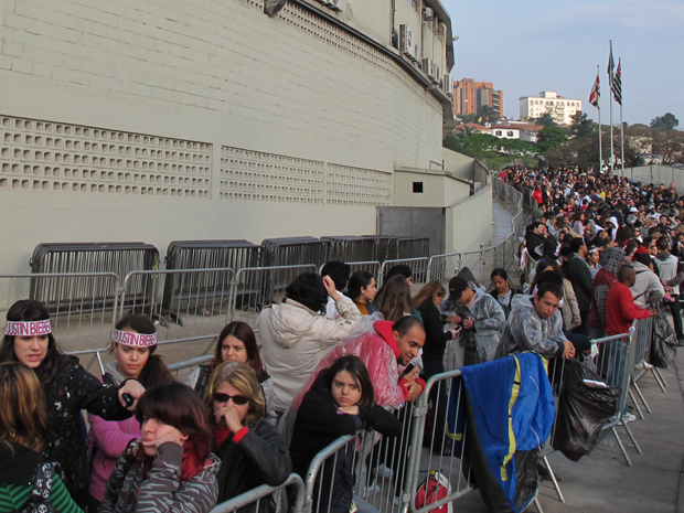 Fãs formam fila para compra de ingressos do show de Justin Bieber, no Estádio do Morumbi, em SP, nesta sexta-feira (26) (Foto: G1)