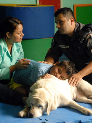 Cães da PM ajudam no tratamento de crianças em abrigo no RJ (Foto: Leonardo Simplicio/Governo do estado)