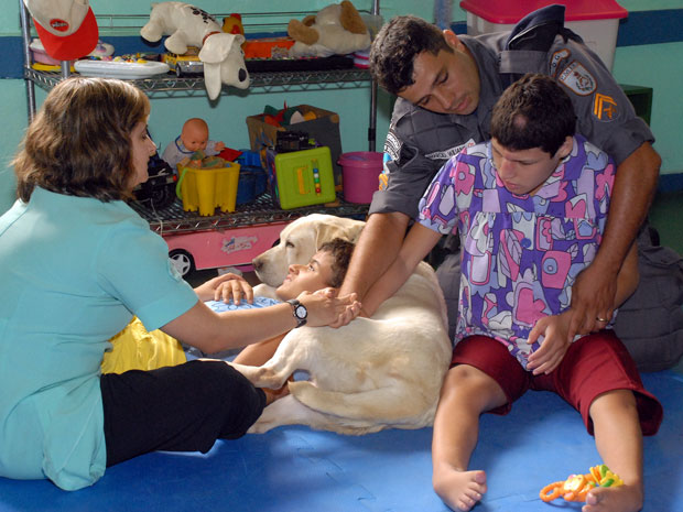 Cães da PM ajudam no tratamento de crianças em abrigo no RJ (Foto: Leonardo Simplicio/Governo do estado)