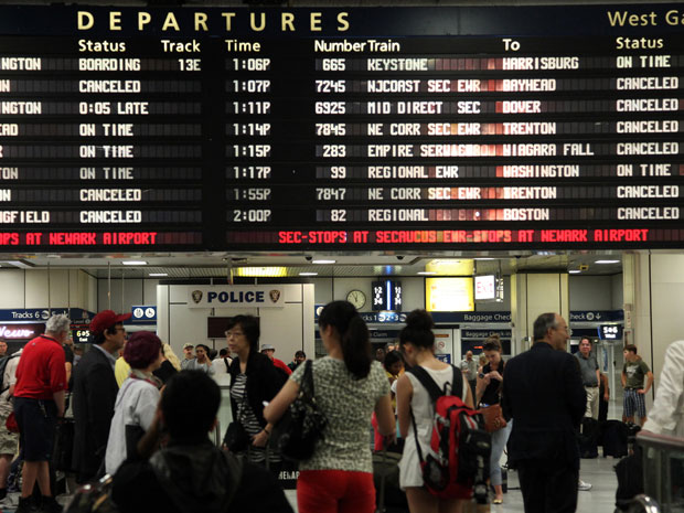 Furacão provocou atrasos e cancelamentos de trens em várias cidades dos Estados Unidos. Em Nova York, passageiros da Penn Station enfrentaram vários cancelamentos (Foto: Chelsea Matiash/AP)