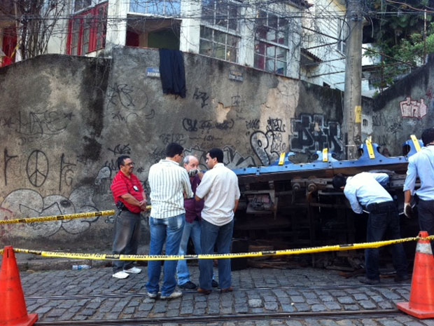 Peritos examinam o que sobrou do bonde após acidente que deixou cinco mortos e mais de 50 feridos em Santa Teresa, no Centro do Rio (Foto: Alba Valéria Mendonça/G1)