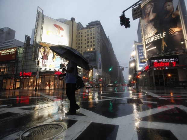 Nova York amanhece sob chuva e sem transporte público (Foto: AP)