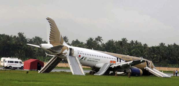 Avião de passageiros da Gulf Air no solo após ter derrapado durante o pouso na pista do aeroporto internacional de Kochi, em Kerbala, no sul da Índia, nesta segunda-feira (29). A empresa afirmou que uma pessoa ficou ferida. Chovia bastante no momento do acidente com o Airbus A-320 (Foto: AP)