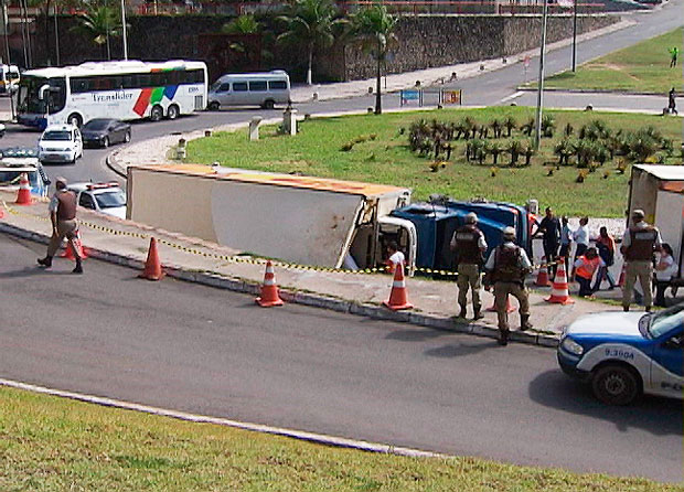 Acidente com caminhão em Salvador (Foto: Reprodução/TV BahiaA)