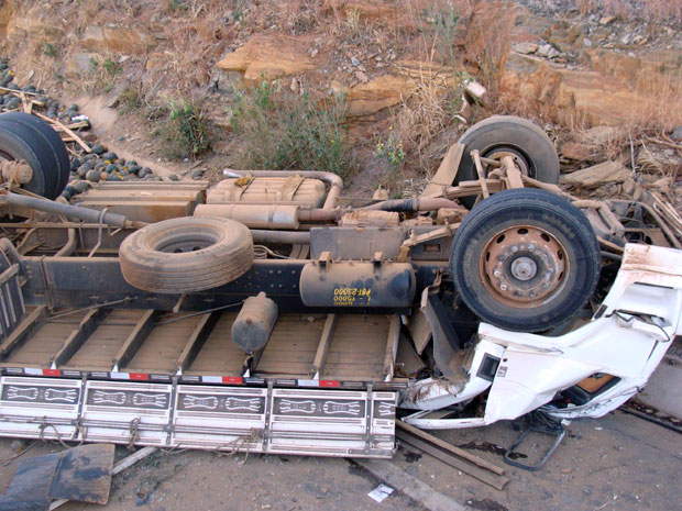 Motorista morre preso às ferragens da cabine pós caminhão capotar no Norte de MG (Foto: Divulgação / Corpo de Bombeiros)