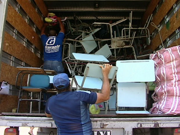 Materiais da escola foram levados por um caminhão (Foto: Reprodução/TV Gazeta)