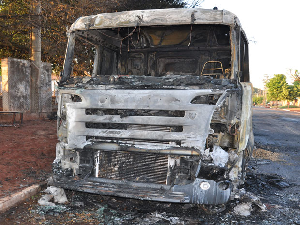 Carreta carregada com 36 t de soja fica destruída após incêndio em MS (Foto: Tawany Marry/G1 MS)