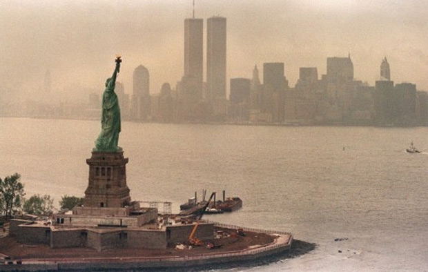 Vista de Manhattan, com a Estátua da Liberdade e as torres gêmeas do World Trade Center (Foto: AFP)