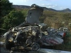 Motorista morre após ambulância que dirigia bater de frente com caminhão (Foto: Reprodução/TV Paraíba)