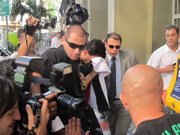 Suspeito chega à sede do DHPP (Foto: Marcelo Mora/G1)