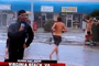 Rapaz tira roupa atrás de repórter durante reportagem (Reprodução)