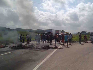 Protesto na B-230 na Paraíba (Foto: Syusk Amorim/G1)