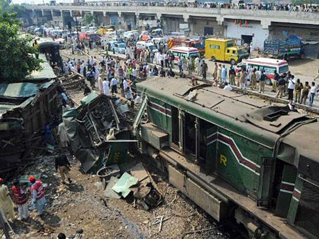 Dois trens colidiram nesta terça-feira (30) na região oriental de Lahore, no Paquistão. Acidente deixou dois mortos e pelo menos 17 feridos, dos quais dois foram internados em estado grave. (Foto: Arif Ali / AFP Photo)