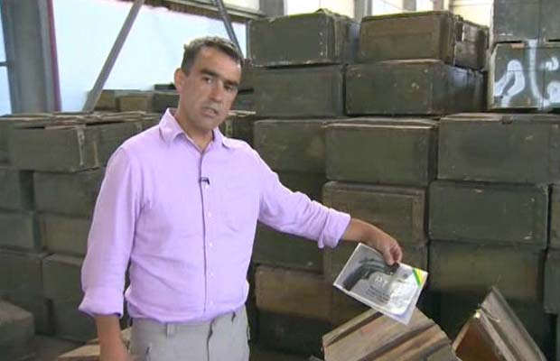 Repórter encontra armas brasileiras em depósito secreto de Kadhafi (Foto: BBC)