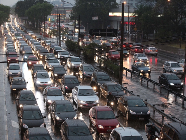 Trânsito congestionado na Radial Leste por conta de chuva (Foto: Luiz Guarnieri/AE)