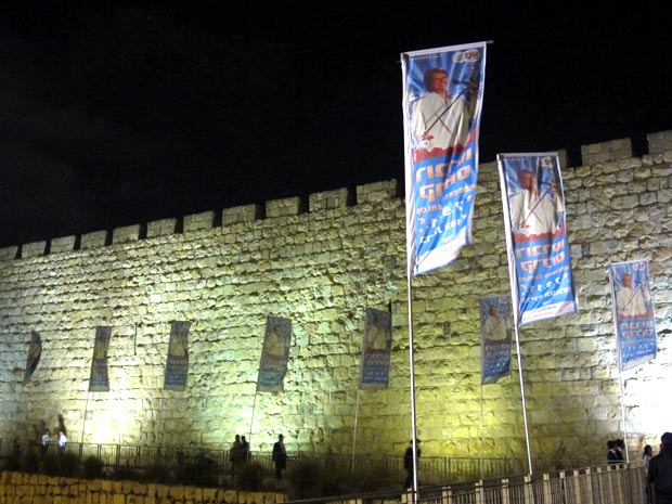 Galhardetes em hebraico, com a foto de Roberto Carlos, enfeitam as ruas de Jerusalém, cidade israelense que vai abrigar o show do cantor brasileiro no próximo dia 7 (Foto: Henrique Porto)