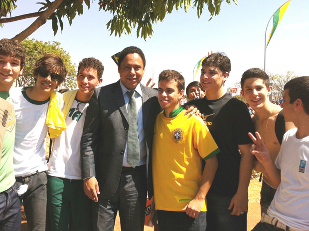 Ministro dos Esportes, Orlando Silva, participou da Marcha dos Estudantes pela Educação nessa quarta-feira (3 (Foto: G1 / Naiara Leão)