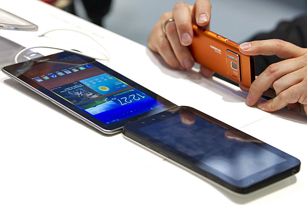 A Samsung também apresentou o novo tablet da companhia, o Galaxy Tab 7.7 (Foto: Gero Breloer/AP)