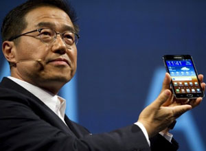 Vice-presidente da Samsung DJ Lee apresenta o Galaxy Note em feira na Alemanha (Foto: Odd Andersen/AFP)