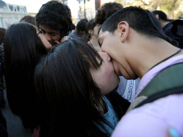 Os estudantes chilenos protestam há três meses, desde que o presidente Sebastian Piñera anunciou cortes nos gastos com o ensino (Foto: AFP)