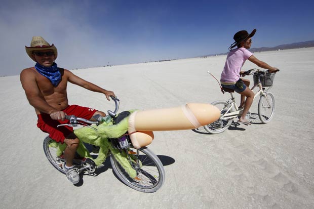Chris Simoneaux exibiu uma bicicleta com um pênis gigante acoplado. (Foto: Jim Bourg/Reuters)