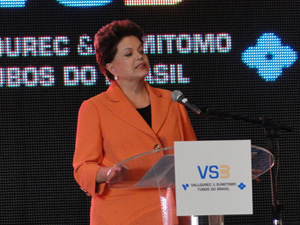 A presidente Dilma discursa na cerimônia de inauguração de siderúrgica em Minas (Foto: Pedro Triginelli / G1)