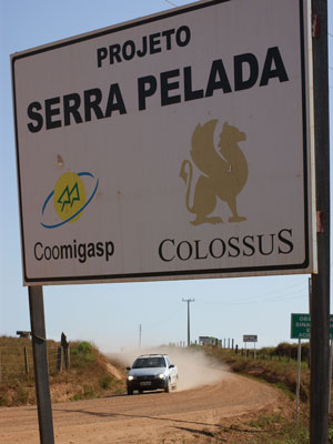 Para chegar até a nova mina de Serra Pelada, é preciso percorrer 35 quilômetros de estrada de terra. (Foto: Vianey Bentes/TV Globo)