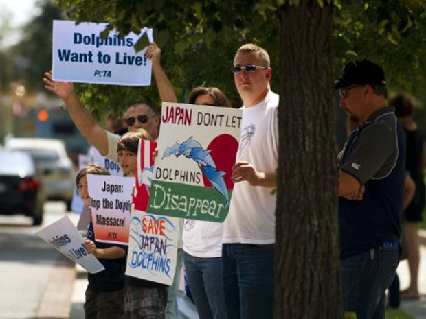 Protesto realizado nesta quinta-feira (1º) em frente à embaixada do Japão na cidade de Washington, nos Estados Unidos (Foto: Jim Watson/AFP)