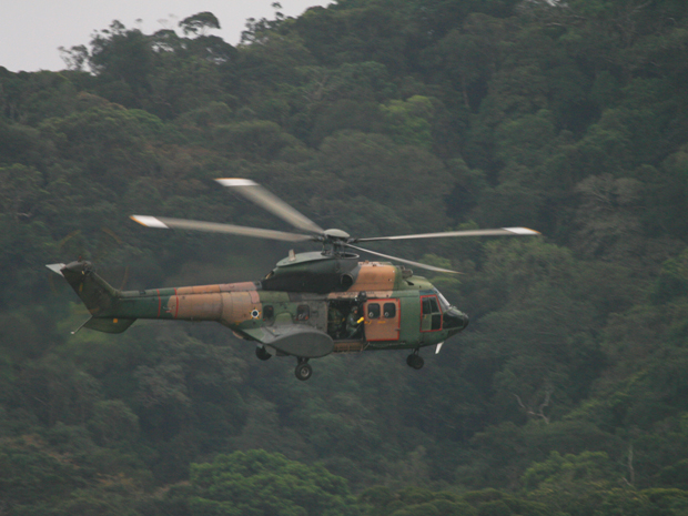 Helicóptero da FAB participa da operação de resgate (Foto: Jorge Mesquita/AE)
