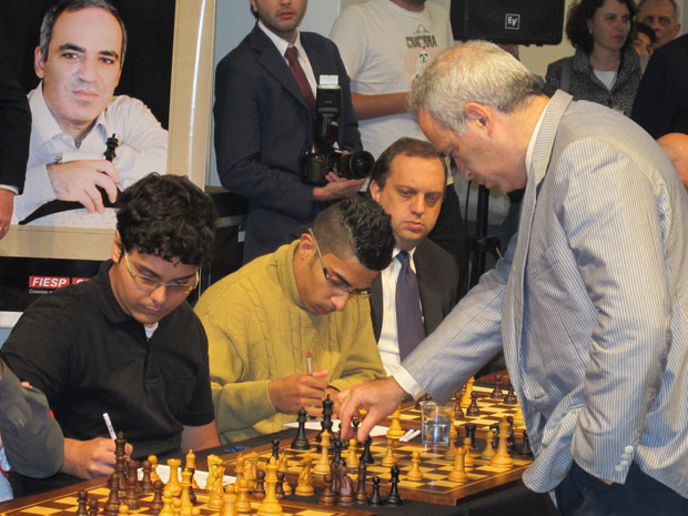 Gary Kasparov jogou xadrez contra 20 crianças e jovens selecionados pelo Sesi (Foto: Paulo Guilherme/G1)