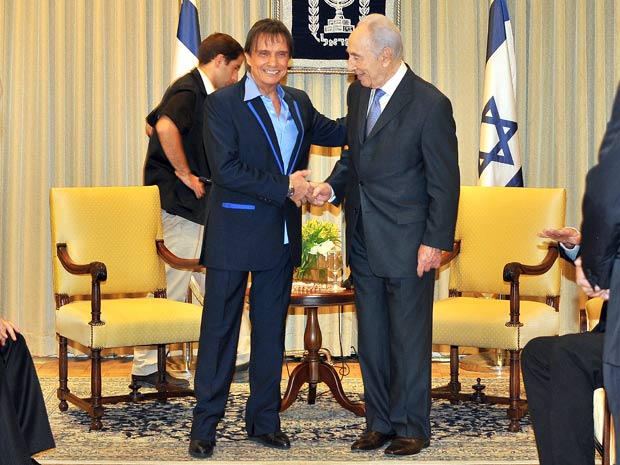 Roberto Carlos cumprimenta o presidente de Israel, Shimon Peres, durante encontro realizado em Jerusalém (Foto: Claudia Schembri/Divulgação)
