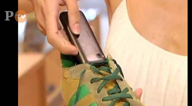 Homem colocou um celular com câmera no tênis para filmar por baixo da saia de mulheres. (Foto: Reprodução)