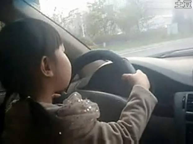 Menina de quatro anos dirigiu veículo em estrada movimentada em Jinan. (Foto: Reprodução)