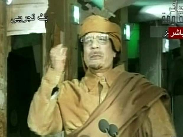 Imagem de Muammar Kadhafi mostrada pela TV líbia durante um de seus discursos desta quinta-feira (1º) (Foto: AFP)