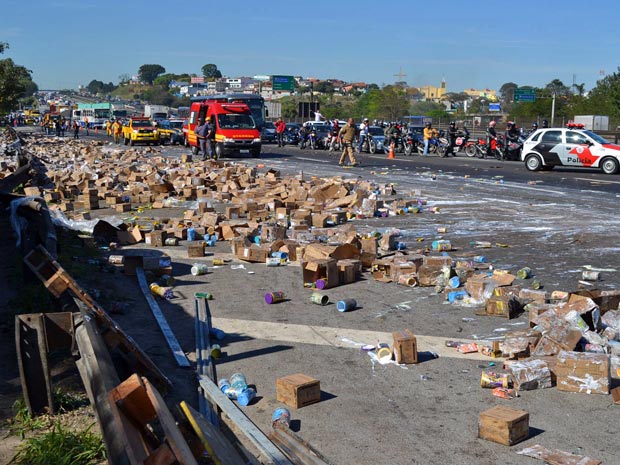 Carreta tombou e derrubou carga de materiais de limpeza, bloqueando a pista marginal da Via Dutra no sentido São Paulo na região de Guarulhos, na Grande São Paulo (Foto: N. Rodrigues/AE/AE)