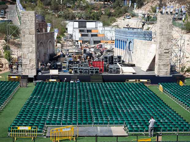 O palco montado no Sultan's Pool, na cidade israelense de Jerusalém, onde Roberto Carlos faz show na próxima quarta (7): estrutura terá 40 metros de largura e 26 metros de profundidade, com telões lateriais equivalentes a dois prédios de três andares.  (Foto: Divulgação/TV Globo)