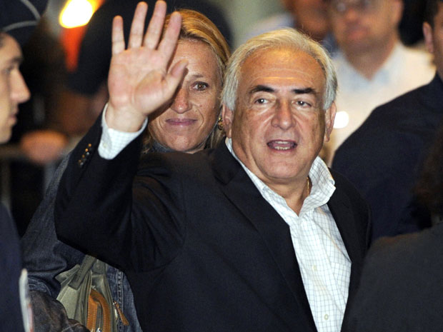 Strauss-Kahn sorri ao desembarcar no aeroporto em Paris, neste domingo (4). (Foto: Gonzalo Fuentes / Reuters)