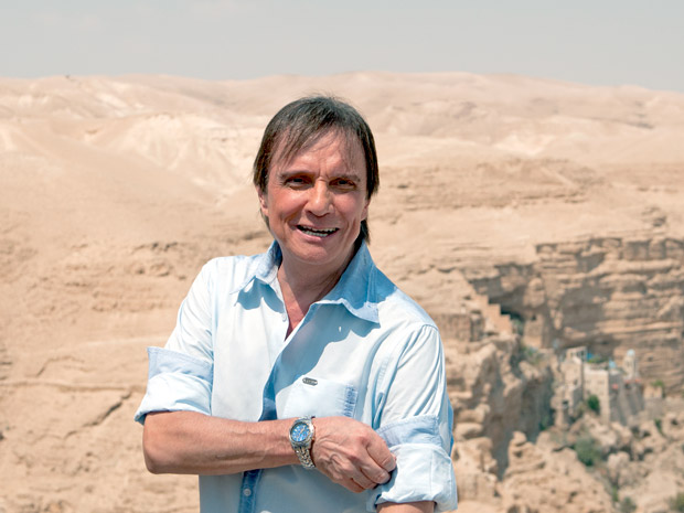 O cantor Roberto Carlos se prepara para as gravações no deserto da Judeia nesta segunda-feira (5), em Israel. Rei enfrentou calor de 40 graus  (Foto: Claudia Schembri/Divulgação)