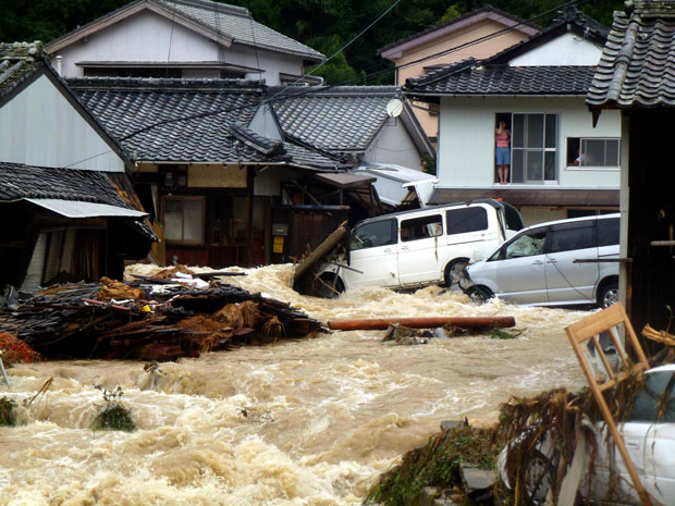 Tufão Talas que atingiu o Japão já deixou ao menos 26 mortos (Foto: AP/Kyodo News)