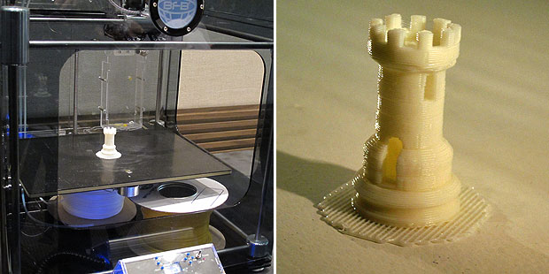 Impressora 3D criou uma pequena peça de xadrez em 25 minutos (Foto: Laura Brentano/G1)