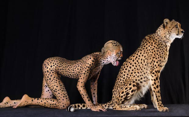 Modelo repete pose de guepardo. (Foto: Lennette Newell/Bacroft USA/Getty Images)