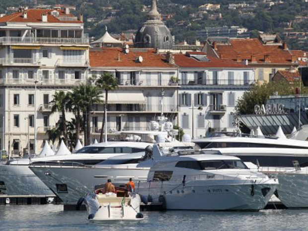 Iates ancorados nesta terça-feira (6) no porto de Cannes, na França, durante o 34º Cannes International Boat Show, evento anual que reúne 500 expositores  (Foto: AFP)