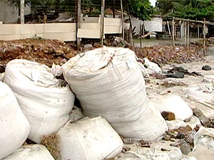 Mar avança sobre casas em Ilhéus (Foto: Reprodução/TV Bahia)