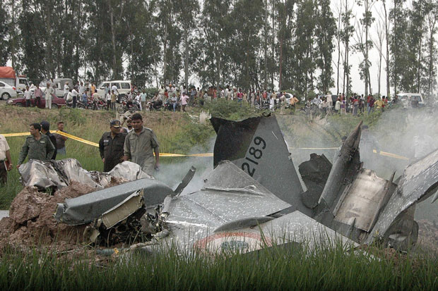 Um caça MiG-21 da Força Aérea Indiana caiu em um campo perto da cidade de Ambala nesta terça-feira (6). O piloto conseguiu ejetar seu assento antes da queda, e nenhuma morte foi registrada (Foto: AP)