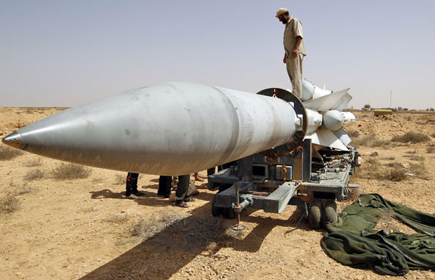 Rebelde anti-Kadhafi posiciona míssil na base militar antiaérea de Burkan (Foto: Goran Tomasevic/Reuters)